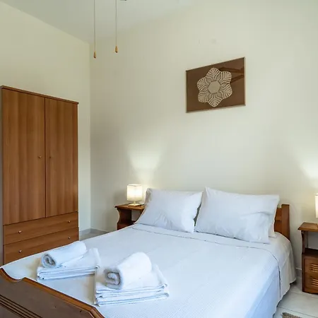 Iri's Place Apartamento Mavrata